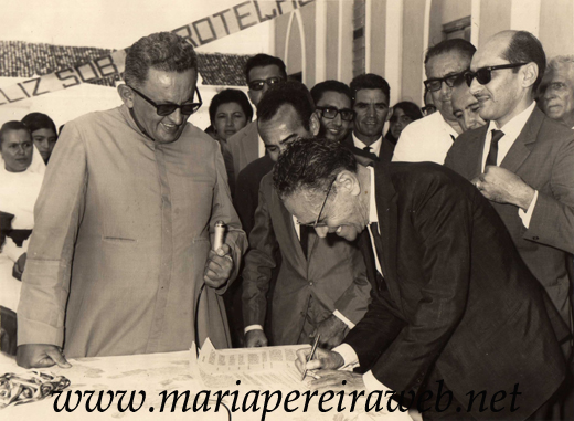 Solenidade em comemoração aos 25 anos (Jubileu de Prata) de sacerdócio do padre José Pereira de Oliveira na Paróquia de Nossa Senhora da Glória, no dia 30/11/1968. Fonte: Maria Pereira Web 